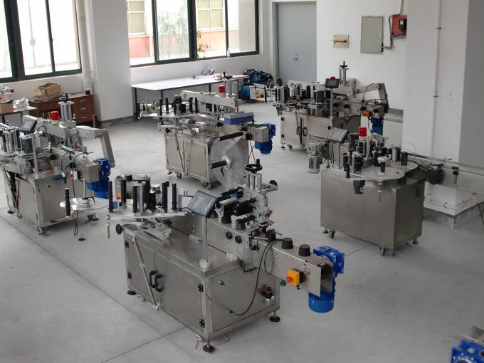 Kvadratna boca dvostrani stroj za vodoravno označavanje običnih ili nepravilnih posuda