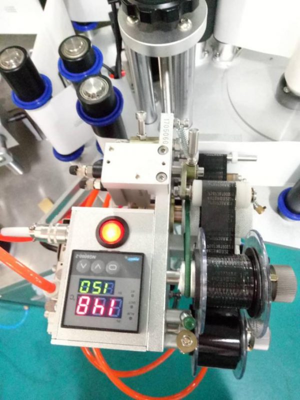 Označi automatsku mašinu za etiketiranje bočnih naljepnica Doubel s uređajem za pozivanje i strojem za kodiranje