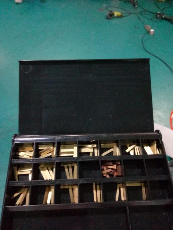 Označi automatsku mašinu za etiketiranje bočnih naljepnica Doubel s uređajem za pozivanje i strojem za kodiranje