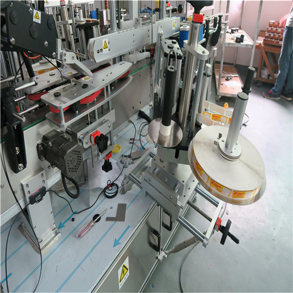 Tri linearni samoljepljivi etiketni stroj za prednju / stražnju stranu / vrat Napitak / hrana / dnevna kemikalija