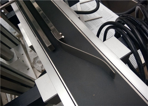 Potpuno automatski gornji stroj za etiketiranje za označavanje plastičnih praznih omotnica