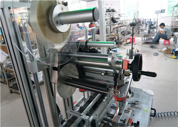 Stroj za automatsko naljepljivanje strojeva za naljepljivanje ravnih površina s transportnom / gornjom opremom za naljepnice