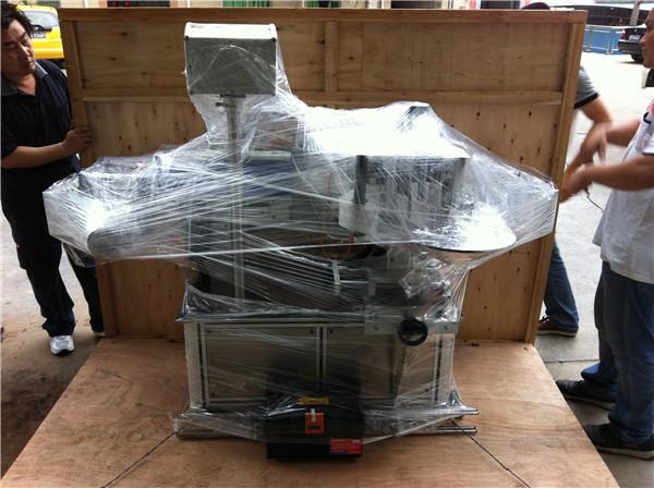 Aparat za naljepnice s naljepnicom brzine 45 m / min za boce s kvadratnom / okruglom / ravnom vodom