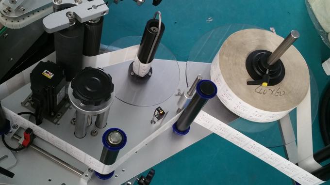 Stroj za naljepnicu naljepnica boca od 25 kg staklenke, stroj za etiketiranje s stabilnim brzinama za doziranje