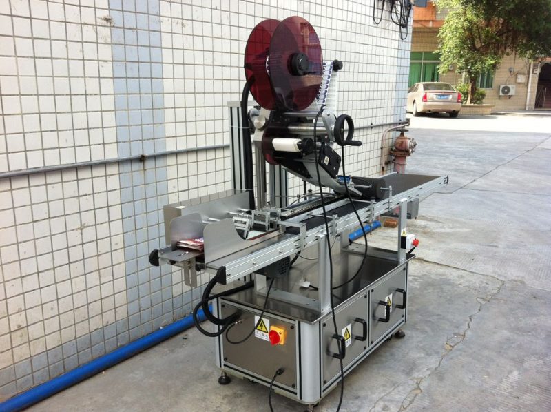 Kina Stroj za etiketiranje s gornjim dijelom električnog pogona, dobavljač stroja za etiketiranje samoljepljivih naljepnica